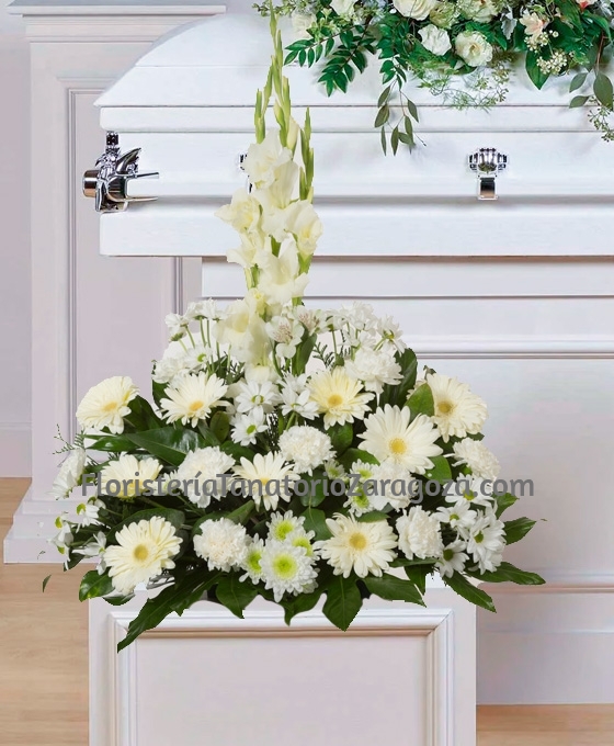 Centro floral funerario de claveles y margaritas blancas