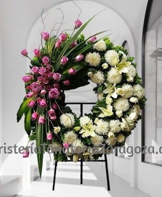 Corona funeraria diseño rosa y blanco para tanatorios con envio urgente, Arte Floral Funerario